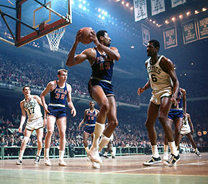 Wilt Chamberlain and Bill Russel in a Sixers-Celtics game