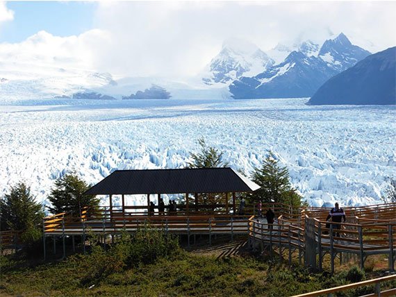Pessoas observando o Glaciar Perito Moreno das passarelas