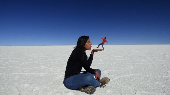 Pessoa no Salar de Uyuni fazendo pose com perspectiva