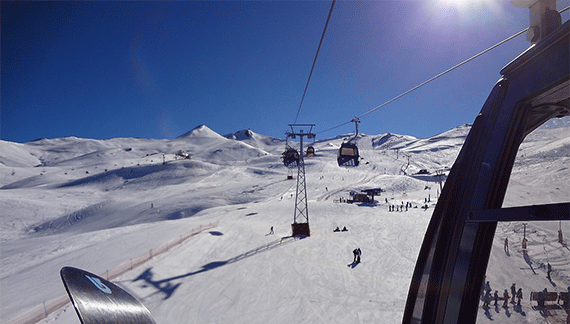 dia ensolarado em estacao de esqui com neve no chile