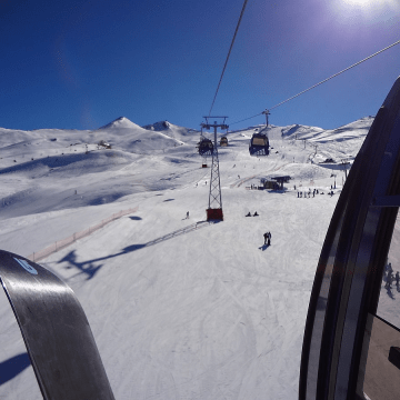 dia ensolarado em estacao de esqui com neve no chile