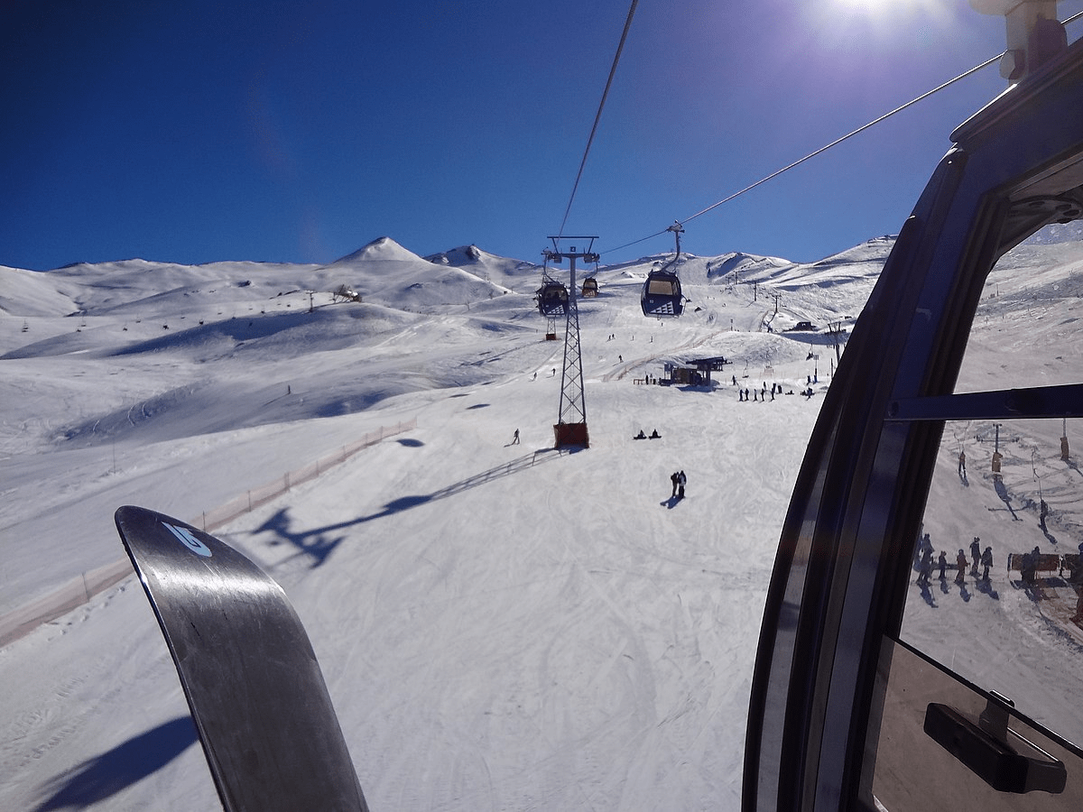 dia ensolarado em estacao de esqui com neve no chile