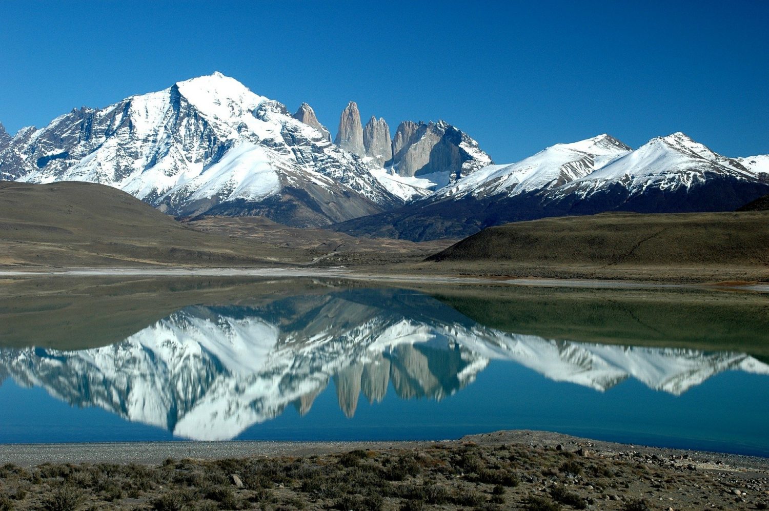 montanhas na patagonia refletidas em um lago