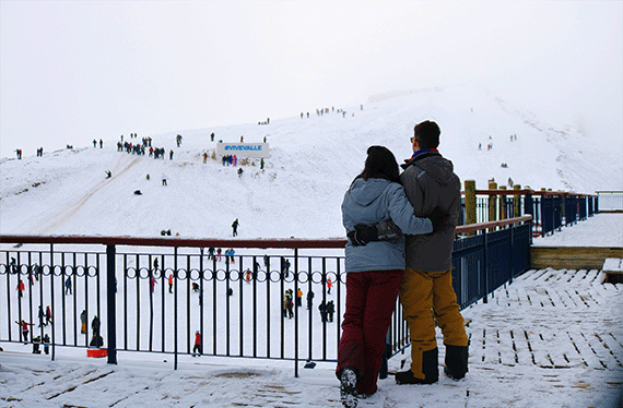 casal em valle nevado no chile vendo viajantes esquiar