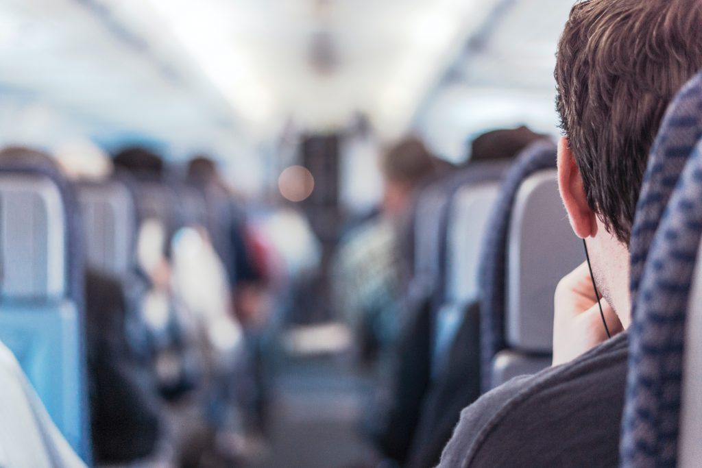 passageiro dentro de um aviao