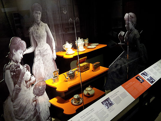 exhibit at Les Routes du thé showing the role of tea during the Victorian era