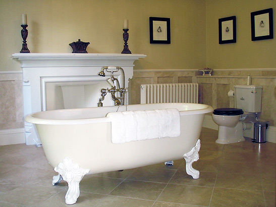 an en-suite bathroom at the Pittormie Castle