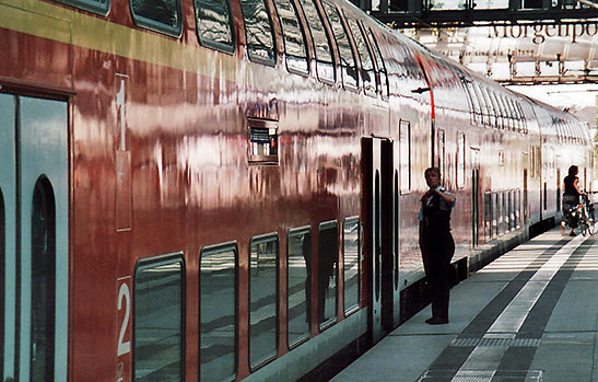 a train stopping at the Hauptbahnhof station