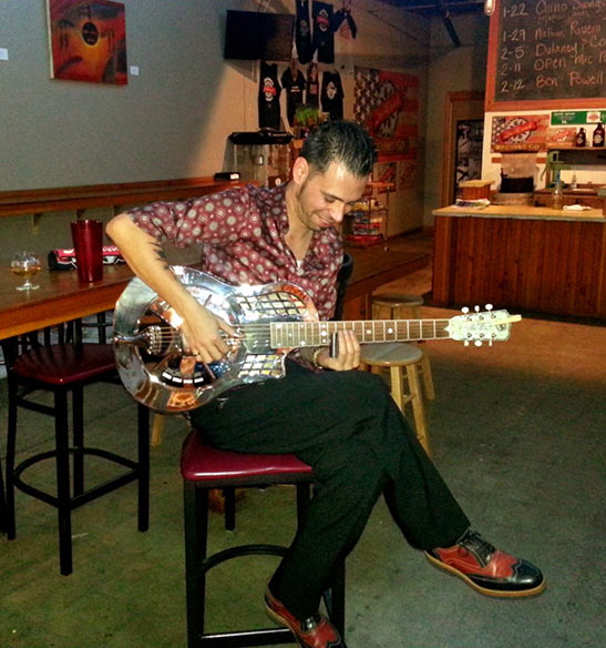 Chino Swingslide with guitar