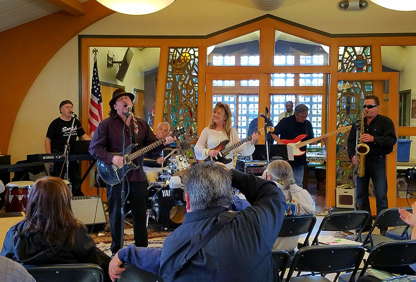 John January and Linda Berry performing