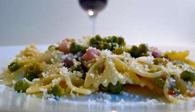 Farfalle con Piselli e Pancetta