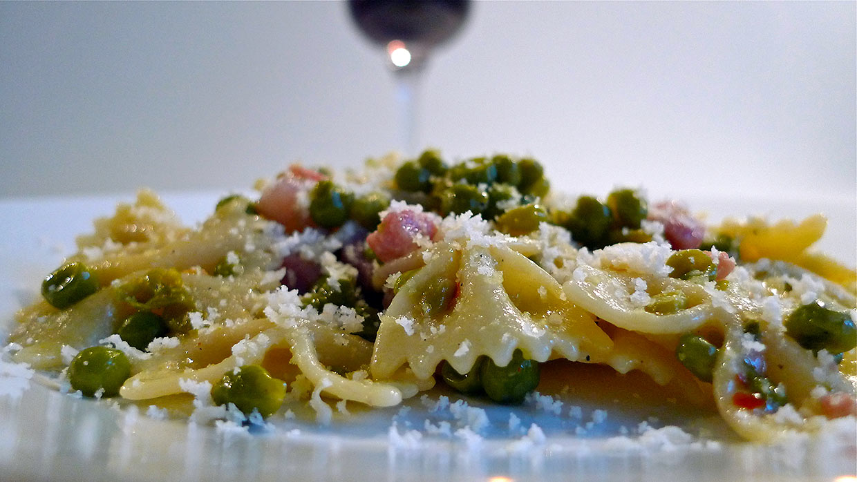 Farfalle con Piselli e Pancetta