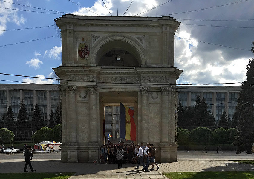 the Arch de Triomph with the parliament building in the background
