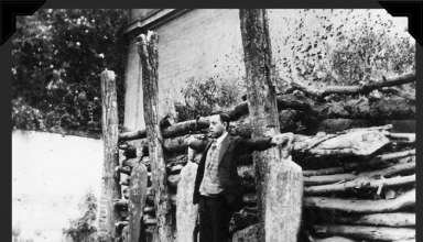 Padre Pro stretches out his arms to resemble the Crucified