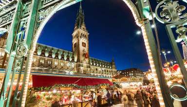 Christmas market in the plaza of the town hall, the Rathaus, Hamburg
