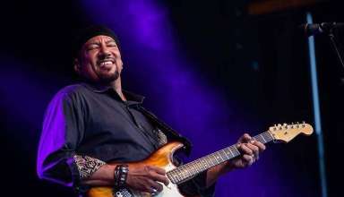 Phil Gates performing