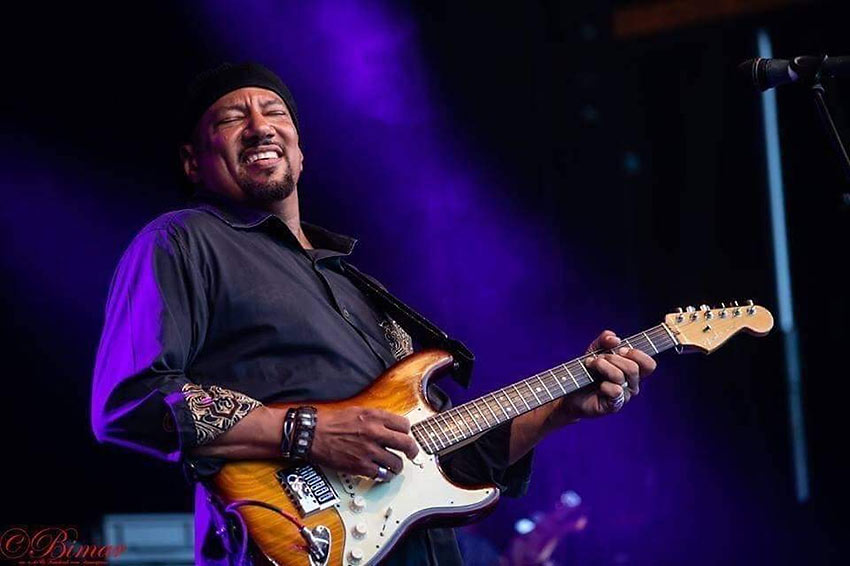 Phil Gates performing