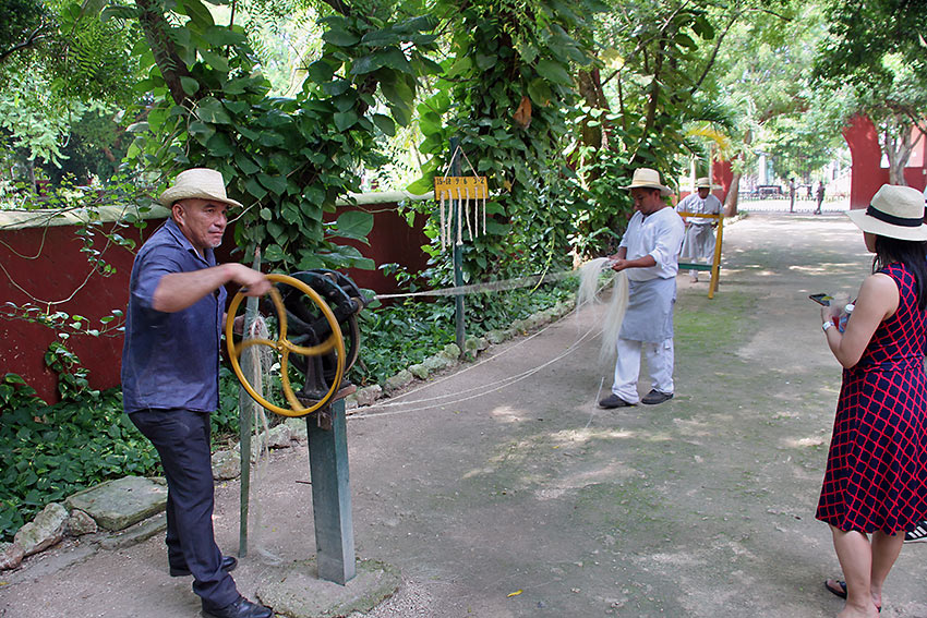 making rope at Sotuta de Peon