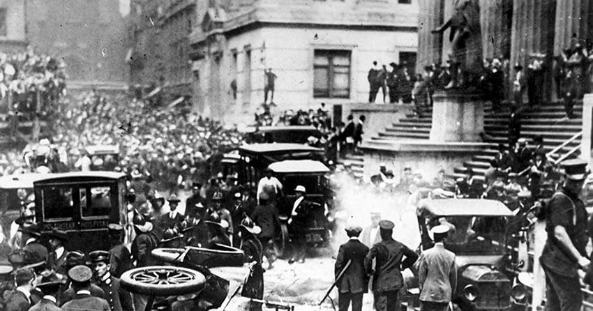 crowd gathered outside the Tulsa courthouse, 1921