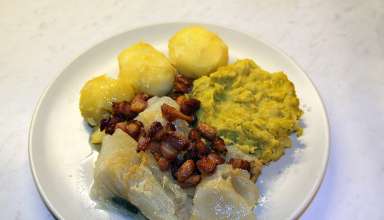 lutefisk served with potatoes
