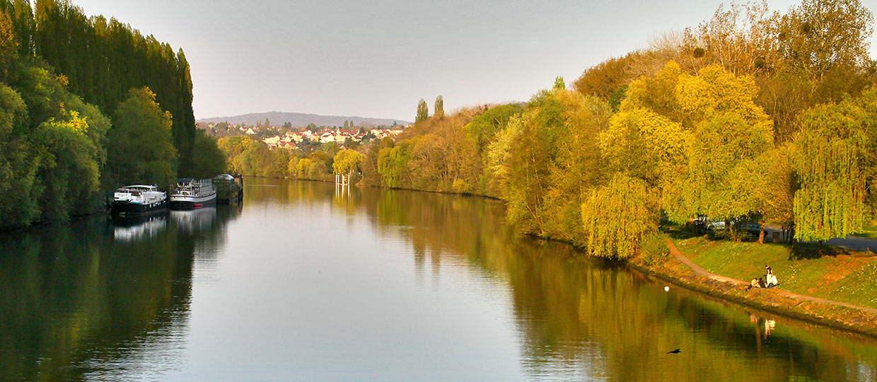 the River Oise with the village of Auvers-sur-Oise in the background
