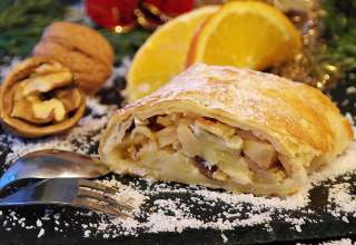 Apfelstrudel (apple strudel)