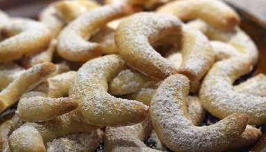 Vanillekipferl: crescent-shaped sugar cookies