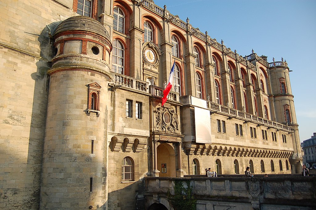 This image has an empty alt attribute; its file name is Photo-two-Chateau-bridge-moat.jpg