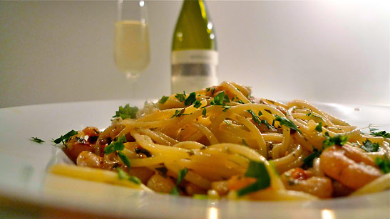 Spaghetti con Gamberetti in Aglio, Olio e Peperocino with Collio DOC Mongris Pinot Grigio